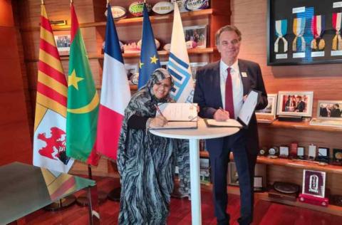 رئيسة جهة نواكشوط توقع مذكرة تفاهم مع رئيس جهة الجنوب الفرنسية