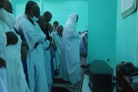 نواكشوط: المئات يؤدون صلاة الجنازة على الراحل محمد ولد حمباره