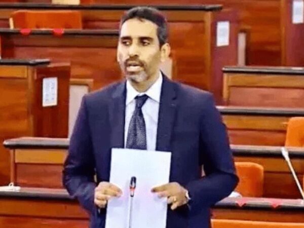 Déclaration de patrimoine : l’Assemblée dit non au couperet immédiat proposé par Mohamed Bouya  ⸻  Lors de la session parlementaire de ce jeudi soir, les députés ont largement rejeté un amendement présenté par le député Mohamed Bouya Ould Cheikh Mohamed Fadel. Sa proposition visait à imposer un délai strict de sept jours aux responsables soumis à l’obligation de déclaration de patrimoine, conformément à l’article 3 de la loi en vigueur. Passé ce délai, l’élu souhaitait que la fonction soit automatiquement retirée à tout contrevenant.  Le texte a été défendu à la tribune par le député Mohamed Lemine Sidi Maouloud, sans convaincre ses pairs. Les parlementaires ont préféré conserver les dispositions actuelles prévues par l’article 23, jugées plus équilibrées.  Actuellement, la loi prévoit un double avertissement avant toute sanction, avec un mois d’intervalle entre les notifications. Si la déclaration n’est toujours pas faite, les fonctionnaires risquent une suspension de trois mois, la coupure de salaire, voire la révocation au bout de six mois. Les élus, eux, peuvent se voir interdire de se présenter à un nouveau mandat.  Malgré les arguments en faveur d’un renforcement du dispositif, la majorité a voté pour maintenir la version initiale du gouvernement. L’Autorité nationale de lutte contre la corruption conserve par ailleurs le droit d’enquêter sur tout refus ou retard de déclaration.  Ce rejet illustre la réticence de l’Assemblée à imposer des sanctions automatiques, même dans un domaine aussi sensible que la transparence des patrimoines publics.