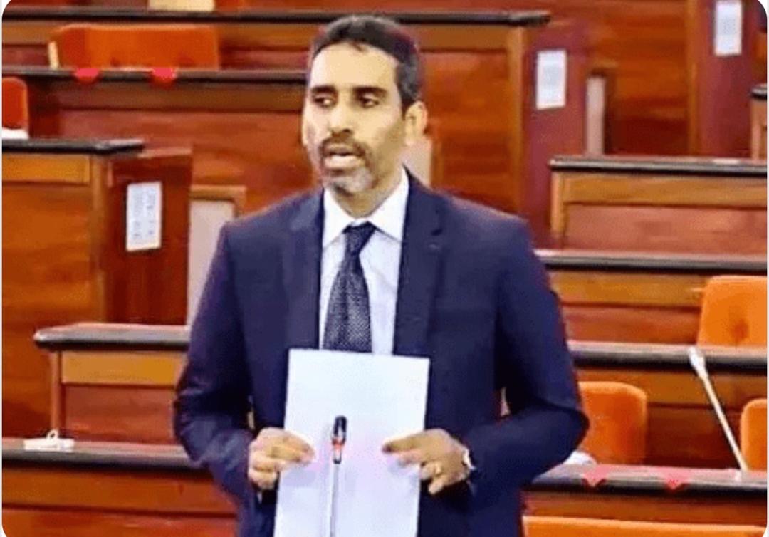 Déclaration de patrimoine : l’Assemblée dit non au couperet immédiat proposé par Mohamed Bouya  ⸻  Lors de la session parlementaire de ce jeudi soir, les députés ont largement rejeté un amendement présenté par le député Mohamed Bouya Ould Cheikh Mohamed Fadel. Sa proposition visait à imposer un délai strict de sept jours aux responsables soumis à l’obligation de déclaration de patrimoine, conformément à l’article 3 de la loi en vigueur. Passé ce délai, l’élu souhaitait que la fonction soit automatiquement retirée à tout contrevenant.  Le texte a été défendu à la tribune par le député Mohamed Lemine Sidi Maouloud, sans convaincre ses pairs. Les parlementaires ont préféré conserver les dispositions actuelles prévues par l’article 23, jugées plus équilibrées.  Actuellement, la loi prévoit un double avertissement avant toute sanction, avec un mois d’intervalle entre les notifications. Si la déclaration n’est toujours pas faite, les fonctionnaires risquent une suspension de trois mois, la coupure de salaire, voire la révocation au bout de six mois. Les élus, eux, peuvent se voir interdire de se présenter à un nouveau mandat.  Malgré les arguments en faveur d’un renforcement du dispositif, la majorité a voté pour maintenir la version initiale du gouvernement. L’Autorité nationale de lutte contre la corruption conserve par ailleurs le droit d’enquêter sur tout refus ou retard de déclaration.  Ce rejet illustre la réticence de l’Assemblée à imposer des sanctions automatiques, même dans un domaine aussi sensible que la transparence des patrimoines publics.