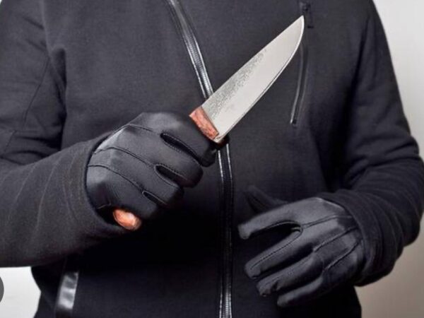 Aïcha Abdallah dénonce une agression au couteau contre son père à Toujounine