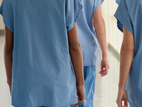 Justice à huis clos : un député dénonce l’exclusion des avocats des droits fondamentaux