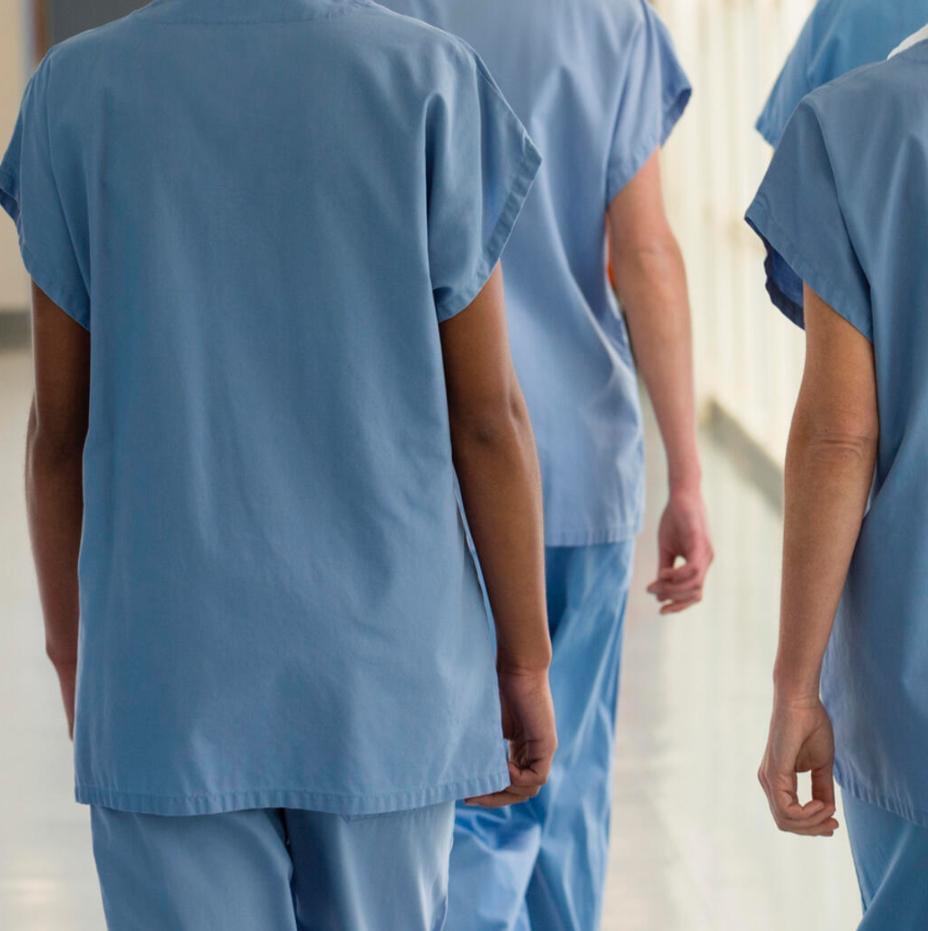 Justice à huis clos : un député dénonce l’exclusion des avocats des droits fondamentaux