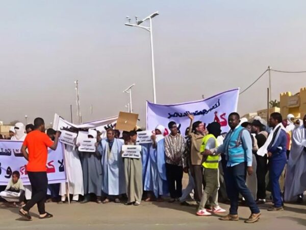 Akjoujt : une cité industrielle abandonnée manifeste contre la soif et l’obscurité