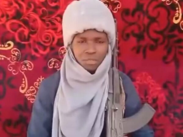 Mali : un jihadiste lit un communiqué vidéo menaçant les entreprises étrangères et locales