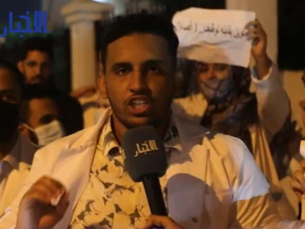 Des médecins manifestent devant le Parlement pour exiger leur recrutement