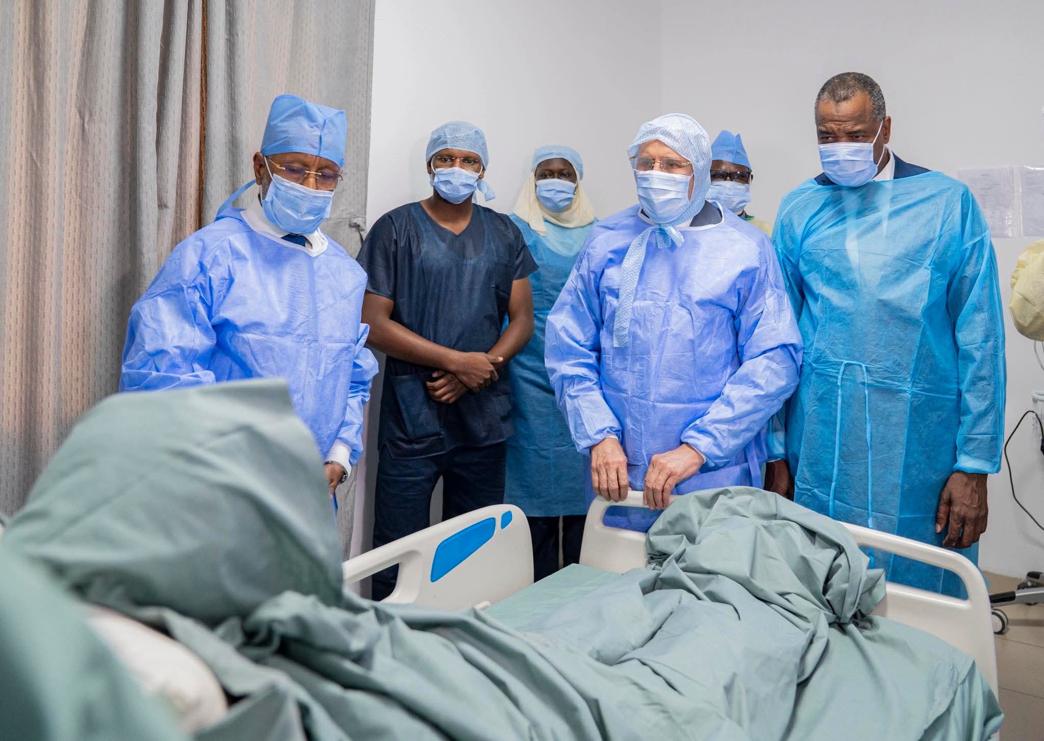 Le Président de la République visite le Centre National de Cardiologie pour suivre le déroulement des opérations de transplantation rénale et s’enquérir de la santé des patients