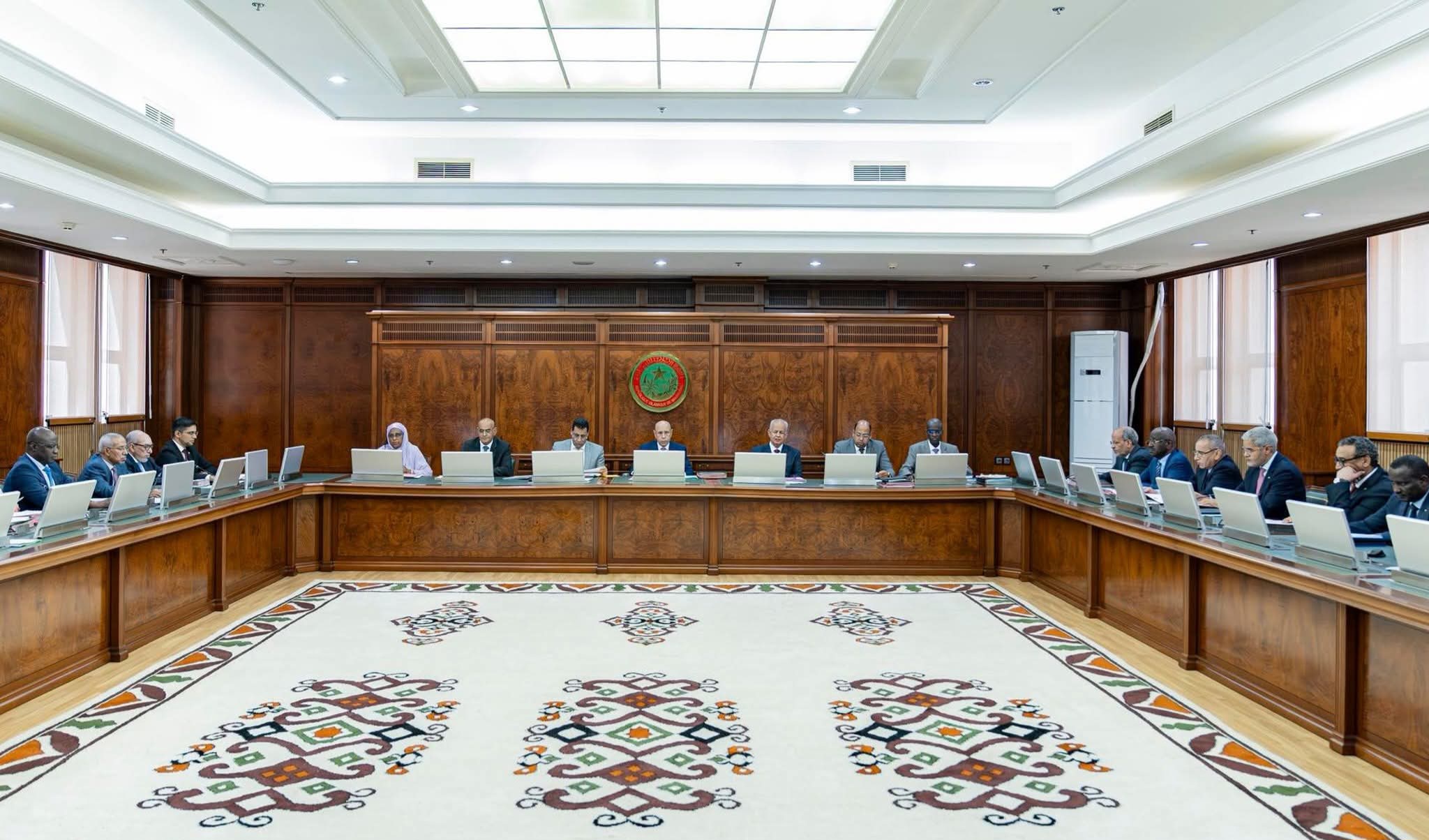 مجلس الوزراء يجري تعيينات ويصادق على عدد من مشاريع المراسيم