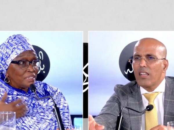 Indépendance contestée : deux voix parlementaires, deux visions de l’histoire