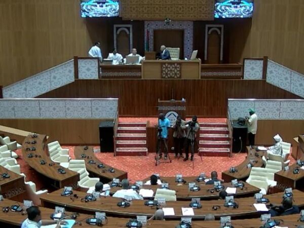 Scène de tension au Parlement entre deux députés lors d’une interpellation ministérielle