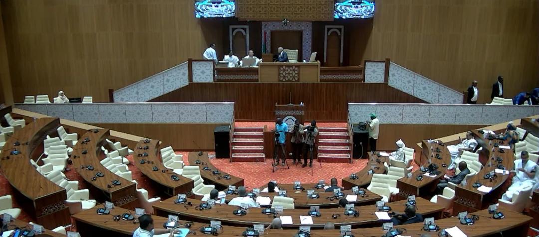 Scène de tension au Parlement entre deux députés lors d’une interpellation ministérielle