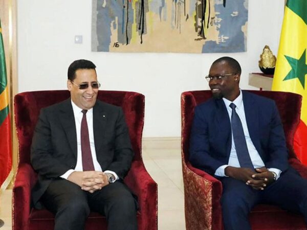 الوزير الأول يجري محادثات انفرادية مع نظيره السنغالي في دكار