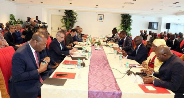 الوزير الأول ونظيره السنغالي يترأسان جلسة عمل لتعزيز التعاون المشترك