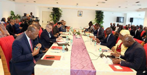 الوزير الأول ونظيره السنغالي يترأسان جلسة عمل لتعزيز التعاون المشترك