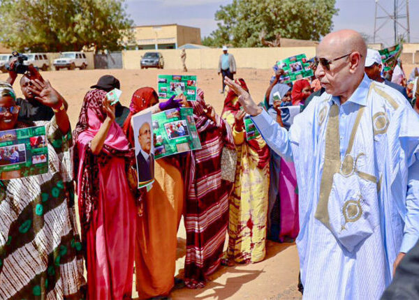Le Président de la République salue un groupe de la “communauté TAAZOUR” dans la ville de Monguel.