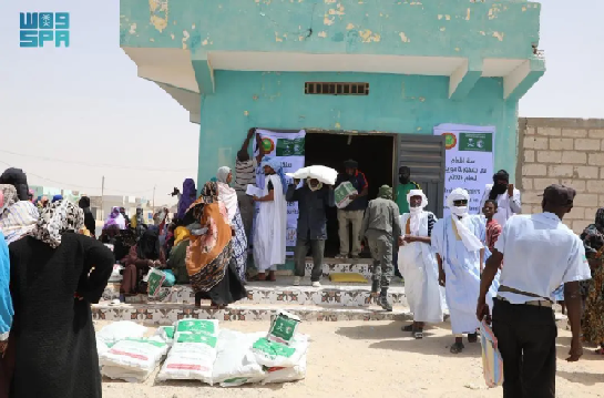 مركز الملك سلمان للإغاثة يوزّع 7.604 سلال غذائية في موريتانيا  وزّع مركز الملك سلمان للإغاثة والأعمال الإنسانية أمس الأول (7.604) سلال غذائية للأسر الأكثر احتياجًا في مقاطعتي الميناء وعرفات بولاية نواكشوط الجنوبية في موريتانيا  و استفاد من عمليات التوزيع (7.604) أسر، ضمن مشروع توزيع سلة “إطعام” في جمهورية موريتانيا الإسلامية للعام (2026)م.  وتأتي هذه الجهود الإغاثية والإنسانية التي تقدمها المملكة عبر ذراعها الإنساني مركز الملك سلمان للإغاثة لتقديم العون الغذائي للشعوب والدول المحتاجة والمتضررة حول العالم خلال شهر رمضان المبارك.