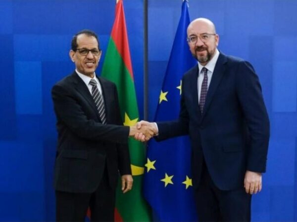 Avec « Une ambassade dans la poche ! », on ne parle plus de critique, mais de pure fiction.