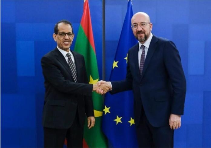 Avec « Une ambassade dans la poche ! », on ne parle plus de critique, mais de pure fiction.