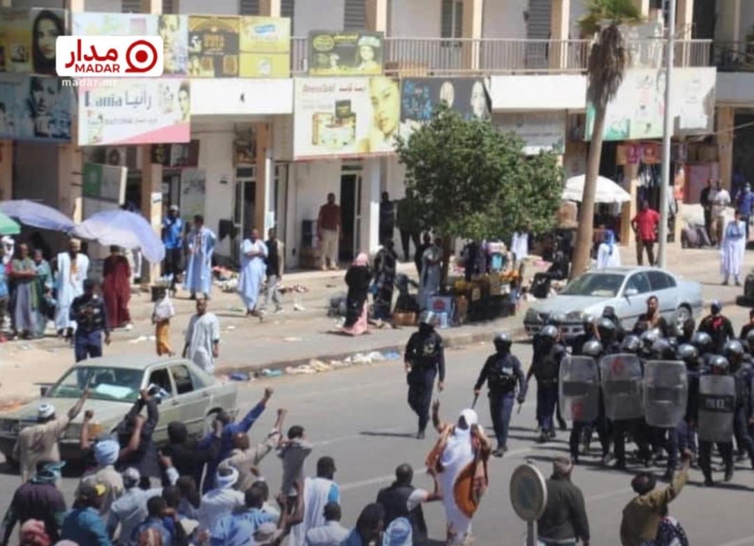 Dispersion d’une manifestation de l’IRA, arrestations et tensions sur fond de contestation sociale