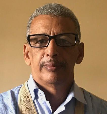 في احد أيام أبريل 2004 كنت أنظم معرضا فنيا للوحاتي في فندق حليمة. في العاصمة نواكشوط، وفي ثالث أيام المعرض زارتني في موقع المعرض سيدة فرنسية قدمت نفسها على أنها تسمى “نيكول” وأنها اوفدتها شخصية مهمة لاقتناء بعض أعمالي ورفضت في المرحلة الأولى الإفصاح عن اسم تلك الشخصية. سلمتها لائحة بأسماء وأسعار الأعمال المعروضة وهو تقليد متبع في جميع المعارض وقد اختارت سبع لوحات باحجام مختلفة. انصرفت على أن تعود يوم الاثنين. وفي يوم الإثنين اتصلت بي هاتفيا وقالت لي انها قادمة وقلت لها اني في انتظارها. ثم جاءت وقدمت لي نفسها على أنها حضانة أسرة الرئيس وأنها أرسلتها السيدة الأولى عائشة منت احمد الطلبه حرم الرئيس وسلمتني ظرفا فيه مبلغ محترما يتجاوز الثمن المحدد ولما قلت لها ان المبلغ زائد عن الثمن المحدد، قالت لي ان السيدة تعلم ذلك وأنها تشجع الثقافة والفنون. وقالت لي ان السيدة الرئيسة حريصة على أن يبقى هذا سرا. واليوم أردت أن أبوح بهذا السر واطلب من الجميع الترحم عليها وأنا على يقين انني لست الوحيد الذي فاضت عليه المرحومة بكرمها. كما اعزي اسرتي اهل الطايع واهل احمد الطلبه في مصابهم واسأل الله العلي القدير أن يتغمدها بواسع رحمته وان يتقبلها في فردوسه الأعلى مع النبيين والصديقين والشهداء والصالحين وحسن أولئك رفيقا. من صفحة الأستاذ محمدن إمين