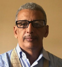 في احد أيام أبريل 2004 كنت أنظم معرضا فنيا للوحاتي في فندق حليمة. في العاصمة نواكشوط، وفي ثالث أيام المعرض زارتني في موقع المعرض سيدة فرنسية قدمت نفسها على أنها تسمى “نيكول” وأنها اوفدتها شخصية مهمة لاقتناء بعض أعمالي ورفضت في المرحلة الأولى الإفصاح عن اسم تلك الشخصية. سلمتها لائحة بأسماء وأسعار الأعمال المعروضة وهو تقليد متبع في جميع المعارض وقد اختارت سبع لوحات باحجام مختلفة. انصرفت على أن تعود يوم الاثنين. وفي يوم الإثنين اتصلت بي هاتفيا وقالت لي انها قادمة وقلت لها اني في انتظارها. ثم جاءت وقدمت لي نفسها على أنها حضانة أسرة الرئيس وأنها أرسلتها السيدة الأولى عائشة منت احمد الطلبه حرم الرئيس وسلمتني ظرفا فيه مبلغ محترما يتجاوز الثمن المحدد ولما قلت لها ان المبلغ زائد عن الثمن المحدد، قالت لي ان السيدة تعلم ذلك وأنها تشجع الثقافة والفنون. وقالت لي ان السيدة الرئيسة حريصة على أن يبقى هذا سرا. واليوم أردت أن أبوح بهذا السر واطلب من الجميع الترحم عليها وأنا على يقين انني لست الوحيد الذي فاضت عليه المرحومة بكرمها. كما اعزي اسرتي اهل الطايع واهل احمد الطلبه في مصابهم واسأل الله العلي القدير أن يتغمدها بواسع رحمته وان يتقبلها في فردوسه الأعلى مع النبيين والصديقين والشهداء والصالحين وحسن أولئك رفيقا. من صفحة الأستاذ محمدن إمين