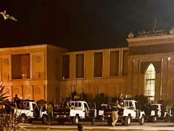 Important dispositif sécuritaire autour du Parlement, où deux députées poursuivent leur sit-in