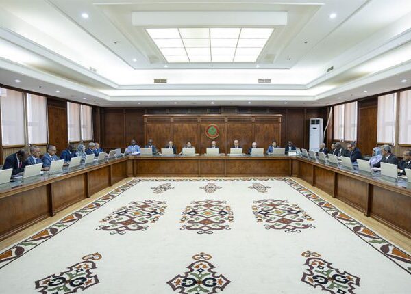 Le Conseil des ministres salue la conférence de presse du Président de la République et valide, pour plus de 39,6 milliards MRU, le programme de développement de Nouadhibou